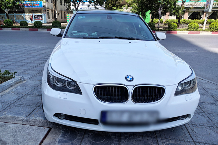Nếu may mắn, người mua có thể gặp được một chiếc xe BMW cũ đã được chủ xe trước nâng cấp và thay thế các linh kiện cần thiết, nhờ đó chi phí để hoàn thiện chiếc xe khi sử dụng sẽ thấp hơn. Bù lại, khi lái chiếc xe này ra đường thì đẳng cấp và sang trọng hơn một chiếc Morning nhiều lần. 