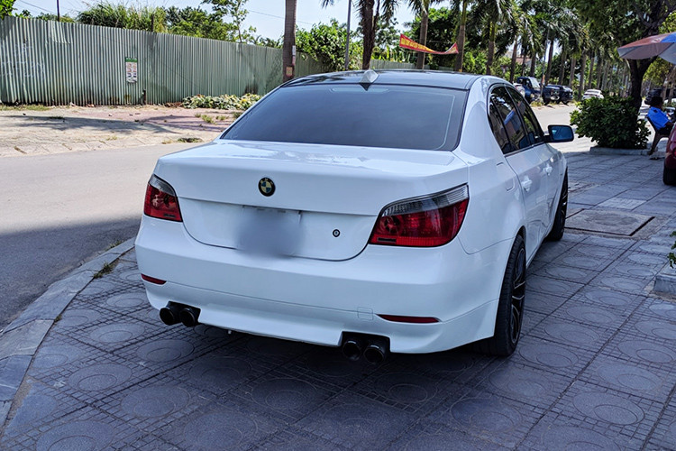 Dù đã qua 15 năm nhưng kiểu dáng của chiếc BMW 525i này vẫn còn rất hợp nhãn, thời trang chứ không hề bị lỗi thời. Một số chi tiết đã cũ theo thời gian nhưng không ảnh hưởng nhiều lắm để hình thức của chiếc xe. 