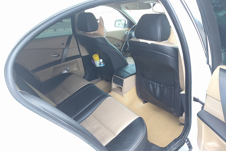 Hệ thống Portable Navigation System Plus trên mẫu xe sang BMW đời cũ này cũng được trang bị giao diện màn hình cảm ứng, tích hợp bluetooth với chức năng trò chuyện rảnh tay khá hiện đại dù có mặt tới 15 năm.