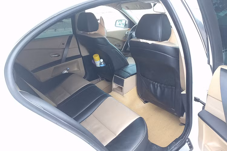 Hệ thống Portable Navigation System Plus trên mẫu xe sang BMW đời cũ này cũng được trang bị giao diện màn hình cảm ứng, tích hợp bluetooth với chức năng trò chuyện rảnh tay khá hiện đại dù có mặt tới 15 năm.