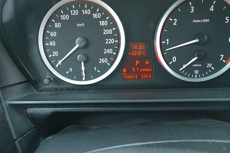 Cụm đồng hồ điều khiển ngoài những chức năng thông thường như báo tốc độ, quãng đường đi, nhiên liệu còn lại, mức tiêu hao nhiên liệu…vv. Số km hiển thị trên đồng hồ cho thấy chiếc xe đã lăn bánh được khá nhiều.