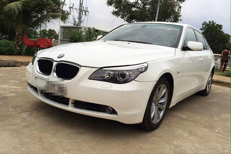 Cụ thể, chiếc xe sang BMW 525i đời 2004 đã lăn bánh khoảng 15 năm này đang được chủ xe rao bán với giá 270 triệu, chưa thương lượng. Nghĩa là nếu người mua có ý nghiêm túc thì giá xe hoàn toàn có thể thấp hơn nữa. Đáng chú ý, giá này không bằng một chiếc Kia Morning mới.