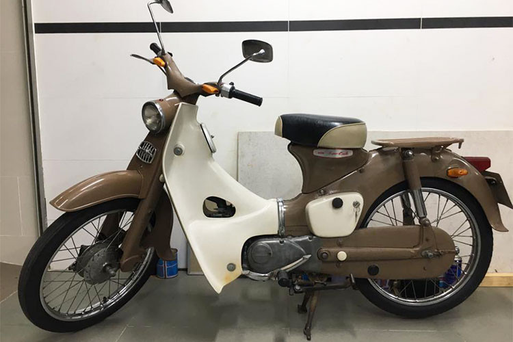 Chiếc Honda Super Cub C100 thế hệ đầu tiên được sản xuất lần đầu từ năm 1958. Kể từ đó tới nay, Super Cub đã trở thành dòng xe máy bán chạy nhất Thế giới, với số lượng lên tới hơn 100 triệu chiếc. Tại thị trường Việt Nam những chiếc xe máy Honda Super Cub cũng không ngoại lệ, nó cũng được xem là một biểu tượng cho đến ngày nay.
