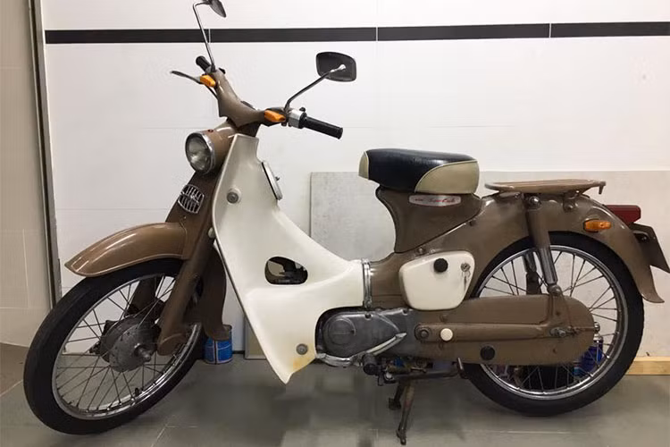Chiếc Honda Super Cub C100 thế hệ đầu tiên được sản xuất lần đầu từ năm 1958. Kể từ đó tới nay, Super Cub đã trở thành dòng xe máy bán chạy nhất Thế giới, với số lượng lên tới hơn 100 triệu chiếc. Tại thị trường Việt Nam những chiếc xe máy Honda Super Cub cũng không ngoại lệ, nó cũng được xem là một biểu tượng cho đến ngày nay.