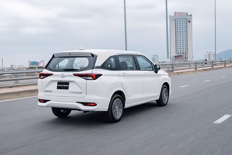 Tuy nhiên, điểm trừ của Toyota Avanza Premio 2022 vẫn nằm ở khu vực nội thất, cụ thể là các hàng ghế chỉ được bọc nỉ chứ chưa được bọc da. Nguyên nhân là tại đất nước có khi hậu oi bức vào mùa hè như Việt Nam, chất liệu nỉ sẽ hấp nhiệt, gây khó chịu cho người dùng và không chỉ vậy, ghế nỉ bám bẩn cũng khó tẩy hơn ghế da.