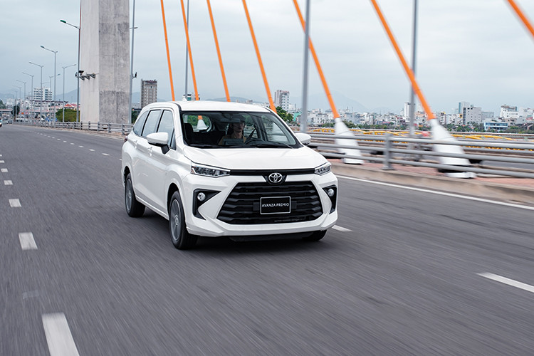 Nhìn chung, Toyota Avanza Premio 2022 quả thực sở hữu nhiều điểm mới hấp dẫn hơn ở lần nâng cấp này nhưng khi đặt lên bàn cân cùng đối thủ trực tiếp là Mitsubishi Xpander, lợi thế duy nhất của Avanza mới vẫn là mức giá thấp hơn nhưng dự đoán vẫn khó cạnh tranh được đối thủ. Mức giá xe Toyota Avanza Premio 2022 bán ra chính hãng tại Niệt Nam từ 548 – 588 triệu đồng.