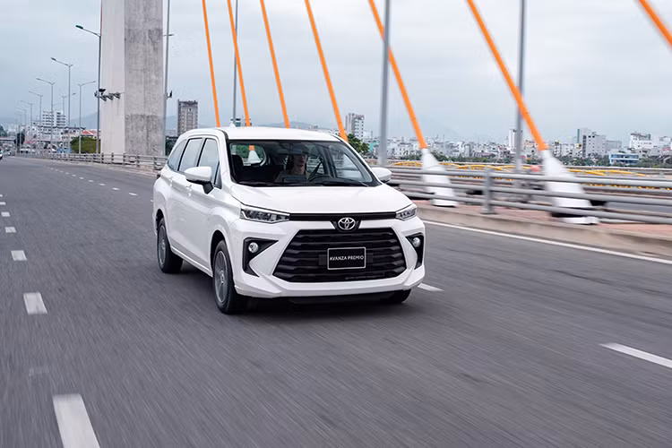 Nhìn chung, Toyota Avanza Premio 2022 quả thực sở hữu nhiều điểm mới hấp dẫn hơn ở lần nâng cấp này nhưng khi đặt lên bàn cân cùng đối thủ trực tiếp là Mitsubishi Xpander, lợi thế duy nhất của Avanza mới vẫn là mức giá thấp hơn nhưng dự đoán vẫn khó cạnh tranh được đối thủ. Mức giá xe Toyota Avanza Premio 2022 bán ra chính hãng tại Niệt Nam từ 548 – 588 triệu đồng.