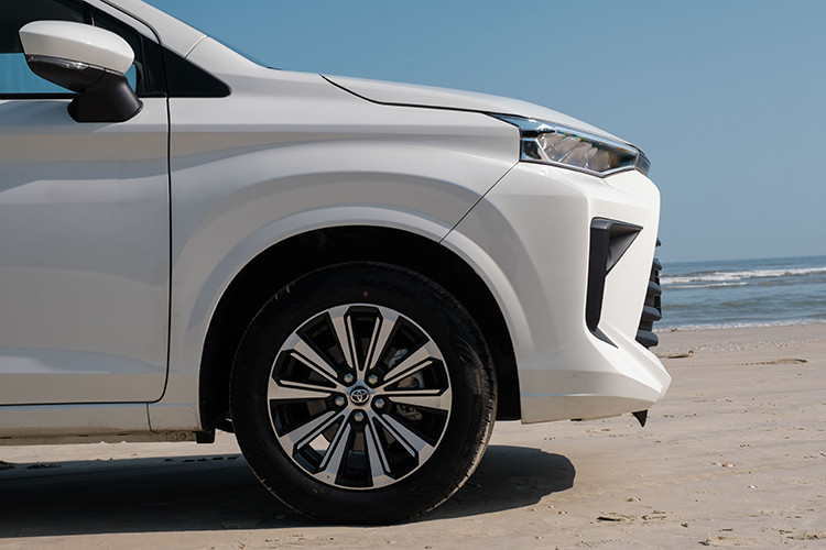 Thiết kế phần đầu xe mang lại cảm giác mạnh mẽ, phá cách với lưới tản nhiệt hình thang cùng những thanh ngang to bản. Cụm đèn LED thanh mảnh cùng viền crôm cho cái nhìn thời trang, hiện đại. Phần đuôi Avanza Premio mới với những đường dập nổi hình thang, cùng cụm đèn hậu ngang full-LED ấn tượng, sắc nét.