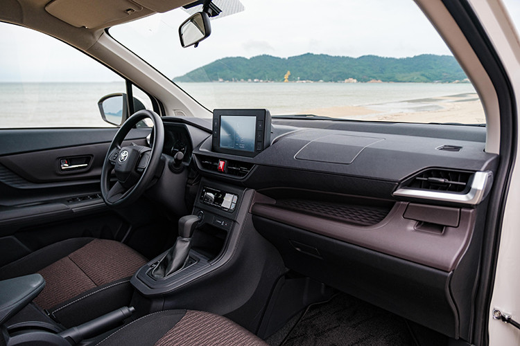 Bên cạnh đó, mẫu xe này cũng được trang bị những tính năng hiện đại, đảm bảo tiện nghi cho cả gia đình như gương chiếu hậu gập mở tự động tích hợp đèn báo rẽ, kết nối điện thoại thông minh, sạc USB cho cả ba hàng ghế, vô lăng điều chỉnh 4 hướng, khởi động bằng nút bấm,…