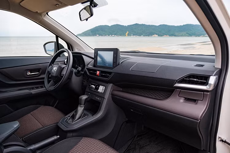 Bên cạnh đó, mẫu xe này cũng được trang bị những tính năng hiện đại, đảm bảo tiện nghi cho cả gia đình như gương chiếu hậu gập mở tự động tích hợp đèn báo rẽ, kết nối điện thoại thông minh, sạc USB cho cả ba hàng ghế, vô lăng điều chỉnh 4 hướng, khởi động bằng nút bấm,…