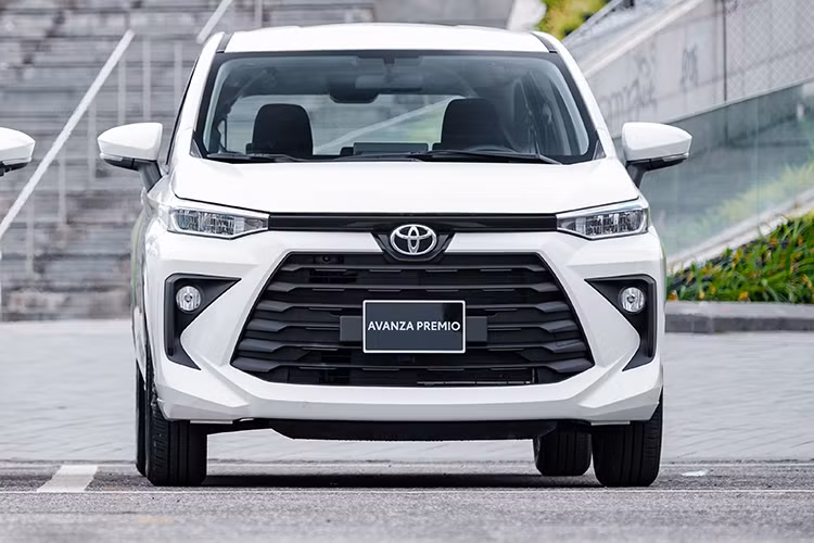 Ở thế hệ mới, Toyota Avanza Premio 2022 giá rẻ được phát triển dựa trên cơ sở gầm bệ Daihatsu New Global Architecture (DNGA) tương tự như "người anh em" Toyota Raize dẫn đến một số điểm tương đồng về mặt thiết kế, đặc biệt là lưới tản nhiệt ở phần đầu xe. Đang tiếc, xe không có gói an toàn Toyota Safety Sense.