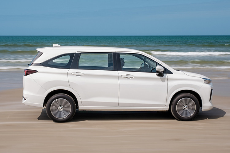 Tuy nhiên, ở mẫu xe MPV Toyota Avanza Premio 2022 không phải là không có những điểm mới đáng lưu ý. Ở lần nâng cấp lên thế hệ mới, giá bán của mẫu MPV cỡ nhỏ đã không tăng lại còn giảm tới 24 triệu đồng trên CVT cao cấp nhất, tiếp tục là một trong những sản phẩm có giá thuộc tầm thấp trong phân khúc. Bên cạnh đó, xe cũng được bổ sung thêm một số trang bị nhằm gia tăng sức cạnh tranh.