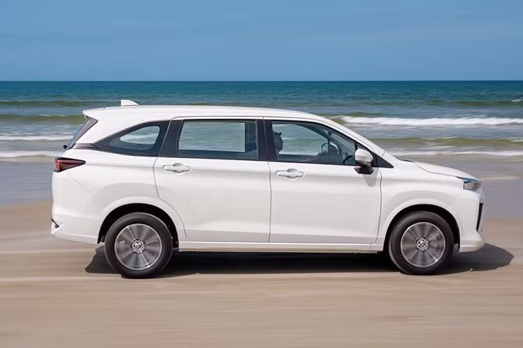 Tuy nhiên, ở mẫu xe MPV Toyota Avanza Premio 2022 không phải là không có những điểm mới đáng lưu ý. Ở lần nâng cấp lên thế hệ mới, giá bán của mẫu MPV cỡ nhỏ đã không tăng lại còn giảm tới 24 triệu đồng trên CVT cao cấp nhất, tiếp tục là một trong những sản phẩm có giá thuộc tầm thấp trong phân khúc. Bên cạnh đó, xe cũng được bổ sung thêm một số trang bị nhằm gia tăng sức cạnh tranh.