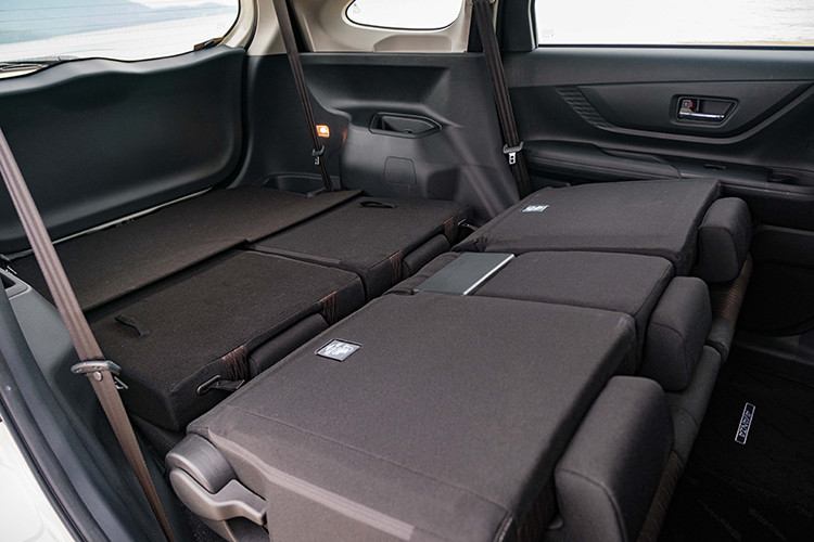 Là một mẫu MPV giá rẻ, hiển nhiên trang bị an toàn của Toyota Avanza Premio 2022 nằm ở mức đủ dùng với các tính năng như ABS/BA/EBD, cân bằng điện tử, VSC, hỗ trợ khởi hành ngang dốc HAC, camera lùi, cảm biến hỗ trợ đỗ xe. Tuy nhiên ở bản CVT cao cấp nhất, xe được bổ sung thêm cảnh báo điểm mù BSM và cảnh báo phương tiện cắt ngang phía sau RCTA, cùng với đó là 6 túi khí.