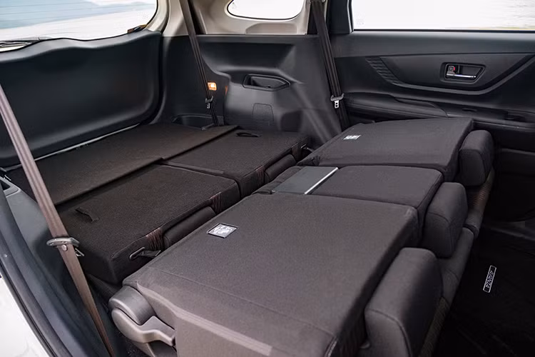 Là một mẫu MPV giá rẻ, hiển nhiên trang bị an toàn của Toyota Avanza Premio 2022 nằm ở mức đủ dùng với các tính năng như ABS/BA/EBD, cân bằng điện tử, VSC, hỗ trợ khởi hành ngang dốc HAC, camera lùi, cảm biến hỗ trợ đỗ xe. Tuy nhiên ở bản CVT cao cấp nhất, xe được bổ sung thêm cảnh báo điểm mù BSM và cảnh báo phương tiện cắt ngang phía sau RCTA, cùng với đó là 6 túi khí.