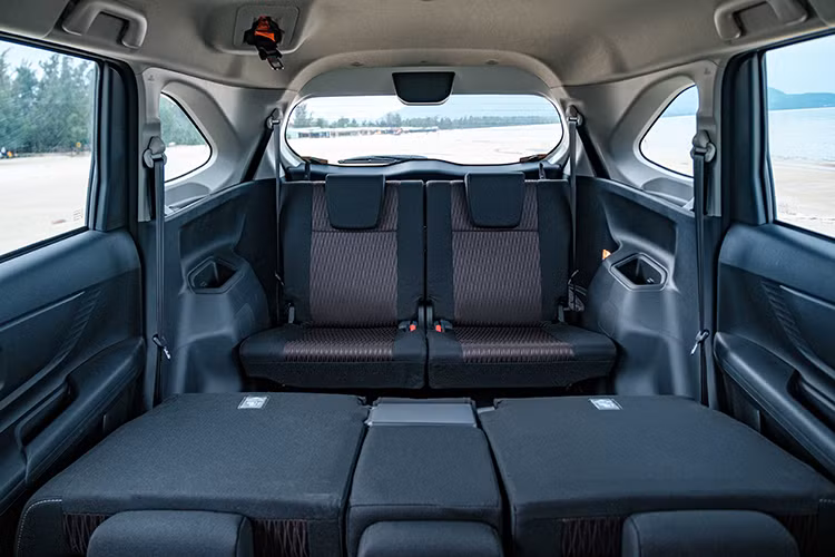 Bên dưới nắp ca-pô, xe được trang bị động cơ xăng, dung tích 1.5L cho công suất tối đa 105 mã lực tại tua máy 6.000 vòng/phút cùng mô-men xoắn cực đại đạt 138 Nm tại 4.200 vòng/phút. Trên bản cao cấp nhất, Toyota Avanza Premio 2022 sử dụng hộp số vô cấp CVT, đi kèm hệ dẫn động cầu trước.