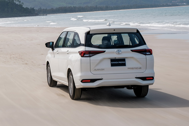 Kích thước của mẫu MPV này cũng có sự thay đổi với chiều dài tăng 205 mm lên mức 4.395 mm, chiều rộng tăng 70 mm lên mức 1.730 mm còn chiều cao nhỉnh hơn 5 mm lên mức 1.700 mm. Không chỉ vậy, chiều dài cơ sở của xe tăng đến 95 mm, hứa hẹn một không gian nội thất rộng rãi hơn đời cũ.