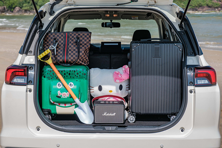 Kể từ khi ra mắt Việt Nam, Toyota Avanza vẫn luôn nhắm tới đối tượng khách hàng là những người dùng có nhu cầu mua xe 7 chỗ giá rẻ để kinh doanh chạy dịch vụ. Ở lần nâng cấp lên thế hệ mới này cũng vây, việc chốt giá không tăng lại còn giảm cho Avanza Premio là một nước đi mạnh tay của hãng xe Nhật Bản nhằm giúp mẫu xe này cải thiện được doanh số.