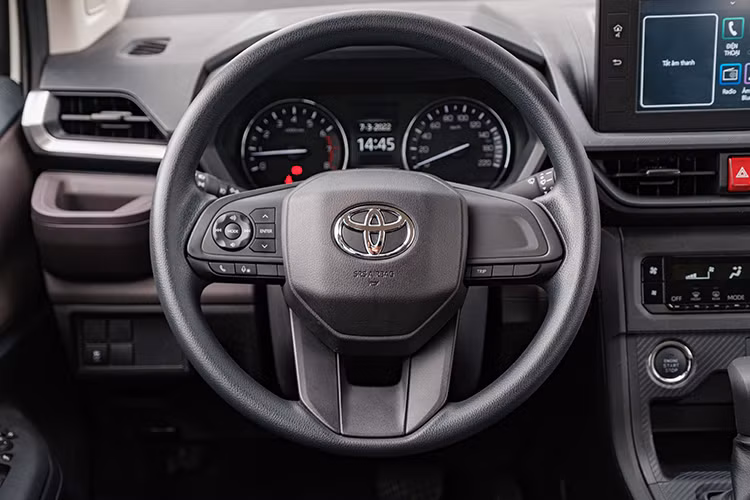 Khu vực điều khiển trung tâm của Toyota Avanza Premio 2022 được đặt cao, trang bị màn hình giải trí trung tâm cảm ứng kích cỡ 8 inch, cụm đồng hồ optitron và màn hình hiển thị đa thông tin 4,2 inch.