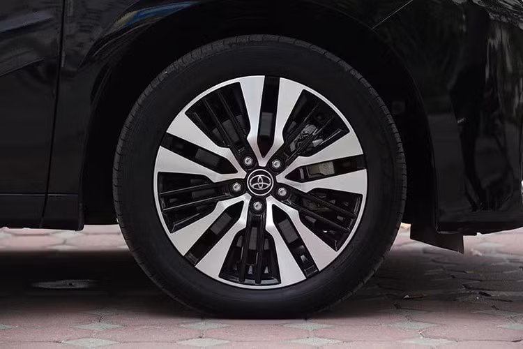 Gương chiếu hậu của xe Toyota Alphard mới vẫn sử dụng chức năng chỉnh điện và gập điện tự động, kèm đèn báo rẽ. Mặt ca-lăng phía trước mới, logo Toyota được loại bỏ để thay bằng logo đặc trưng của dòng Alphard. Tổng thể xe thêm lịch lãm và sang trong hơn với bộ mâm hợp kim đa chấu có kích thước 18 inch thiết kế mới.