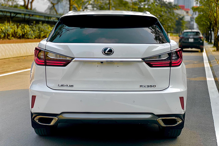 Giá xe Lexus RX350 2018 khi mới ra mắt tại Việt Nam bán ra chính hãng hơn 4,1 tỷ đồng và khi lăn bánh là hơn 4,6 tỷ đồng. Chiếc xe trong bài viết này hiện đang được chủ nhân chào bán khoảng hơn 2,7 tỷ đồng sau gần 5 năm sử dụng.