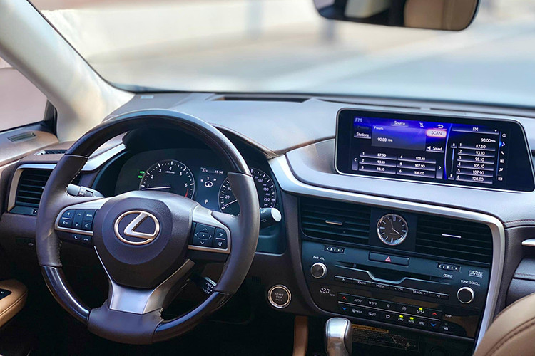 Bên trong nội thất của chiếc xe được trang bị bảng điều khiển trung tâm trực quan và hướng tới người lái nhiều hơn. Nằm phía trên bảng táp-lô là một màn hình lớn tới 12,3 inch. Xe được trang bị ghế ngồi bọc da cao cấp, điều chỉnh điện hoàn toàn, có khả năng nhớ vị trí và hệ thống sưởi/quạt gió, đi kèm hệ thống âm thanh hi-end của hãng Mark Levinson.