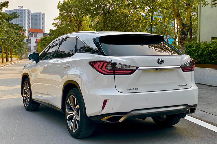 Phần đầu xe sở hữu lưới tản nhiệt hình con suốt đặc trưng, đèn pha LED và đèn chiếu sáng ban ngày LED hình chữ L. Điểm khác biệt ở ngoại thất của Lexus RX350 phiên bản 2018 này so với thế hệ trước nằm ở phía đuôi xe, nơi xuất hiện thêm đường viền kim loại.