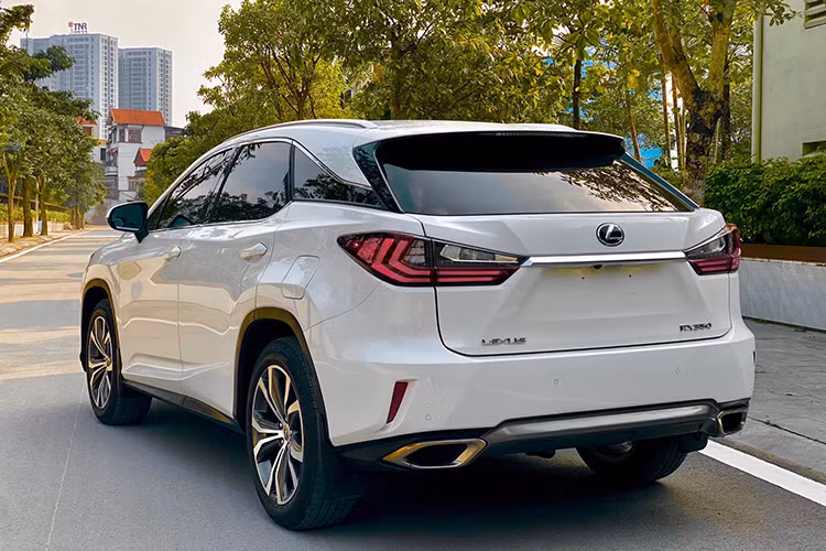 Phần đầu xe sở hữu lưới tản nhiệt hình con suốt đặc trưng, đèn pha LED và đèn chiếu sáng ban ngày LED hình chữ L. Điểm khác biệt ở ngoại thất của Lexus RX350 phiên bản 2018 này so với thế hệ trước nằm ở phía đuôi xe, nơi xuất hiện thêm đường viền kim loại.