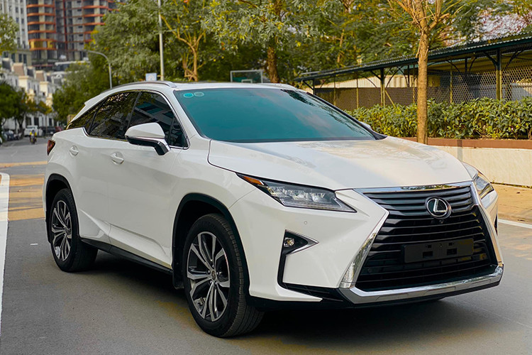 Mới đây, một chiếc xe crossover Lexus RX350 đời 2018, sản xuất 2017 đã được chủ nhân tại Hà Nội chào bán trên sàn xe cũ với oddo lăn bánh khoảng 60.000km. Về ngoại thất, xe sở hữu nước sơn màu trắng sáng bóng, nội thất xe bọc da màu bò còn khá mới và đẹp mắt.