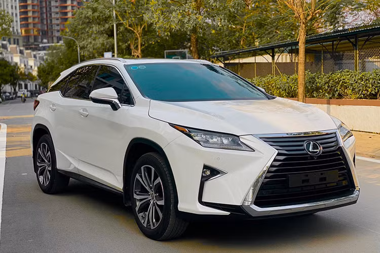 Mới đây, một chiếc xe crossover Lexus RX350 đời 2018, sản xuất 2017 đã được chủ nhân tại Hà Nội chào bán trên sàn xe cũ với oddo lăn bánh khoảng 60.000km. Về ngoại thất, xe sở hữu nước sơn màu trắng sáng bóng, nội thất xe bọc da màu bò còn khá mới và đẹp mắt.