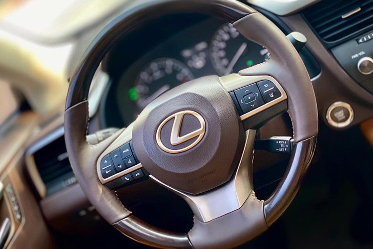 Lexus RX350 2018 được trang bị cửa sổ trời đóng mở bằng điện, nhưng chỉ có diện tích kéo dài tới hàng ghế trước. Vô lăng thể thao 3 chấu bọc da cao cấp được thiết kế tiện lợi với nhiều nút bấm thông minh, tiện dụng. Bên cạnh đó, xe còn sở hữu Touchpad điều khiển màn hình được Lexus bố trí bên dưới, cùng với núm chuyển đổi các chế độ lái, hệ thống ổn định điện tử...