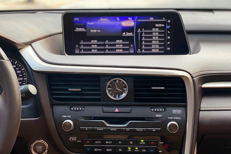 Hệ thống an toàn tiêu chuẩn có cảnh báo va chạm phía trước, phát hiện người đi bộ, hỗ trợ giữ làn đường, kiểm soát hành trình thích ứng, camera 360 độ và cảnh báo điểm mù, hệ thống Lexus Park Assist,... Đặc biệt cốp sau trên RX350L có thể mở dễ dàng chỉ bằng một thao tác vô cùng đơn giản đó là đặt tay vào biểu tượng logo Lexus mà không cần chạm.