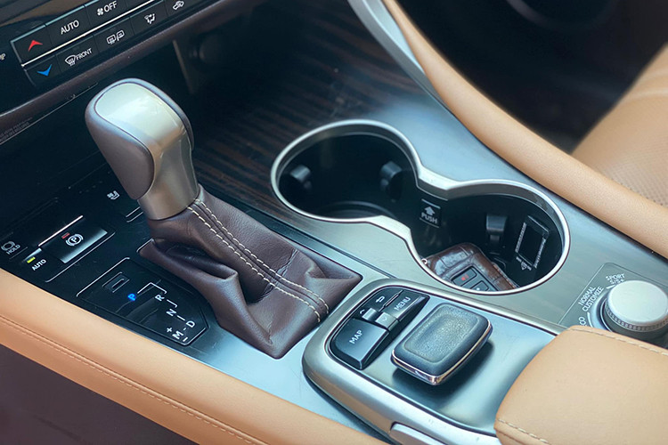 Một điểm cộng lớn về vận hành cho Lexus RX350 đời 2018 khi xe có tới 5 chế độ lái là Eco, Normal, Sport S, Sport S Plus và Customize. Với những người thích lái xe với chế độ nhẹ nhàng yên tĩnh thì họ có thể sử dụng chế độ Eco để tận hưởng sự êm ái. Còn với những người yêu thích cảm giác thể thao, họ có thể sử dụng chế độ Sport S hay Sport S Plus.