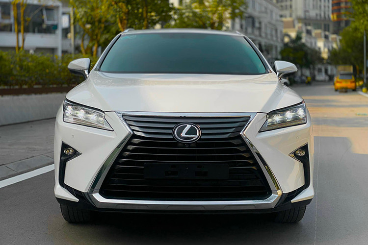 Xe được trang bị vành 20 inch, chiều dài tăng thêm 110 mm so với trước đó để tạo không gian cho hàng ghế thứ ba. Cụm đèn phía sau xe tạo hình chữ L với các bóng đèn LED thời thượng được thiết kế gọn gàng và vương vức hơn trước, ống xả 2 bên được mạ chrome sáng bóng.