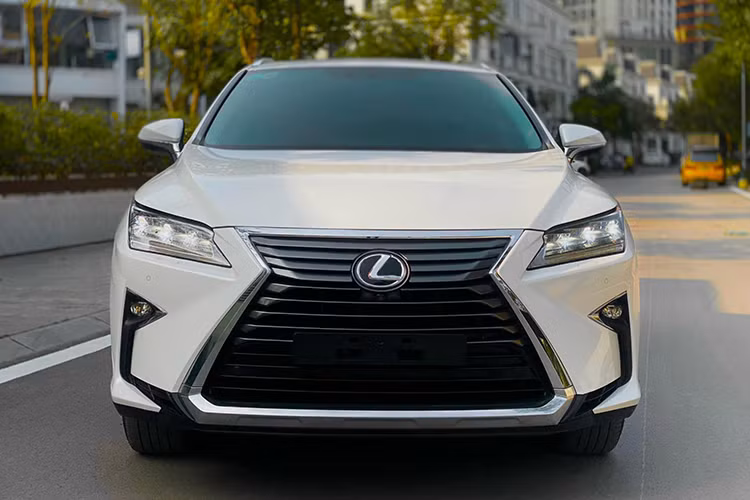 Xe được trang bị vành 20 inch, chiều dài tăng thêm 110 mm so với trước đó để tạo không gian cho hàng ghế thứ ba. Cụm đèn phía sau xe tạo hình chữ L với các bóng đèn LED thời thượng được thiết kế gọn gàng và vương vức hơn trước, ống xả 2 bên được mạ chrome sáng bóng.