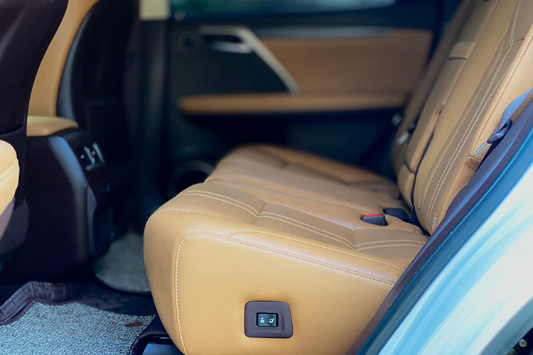 Xe sở hữu động cơ V6 3,5l hút khí tự nhiên, cho công suất 290 mã lực và mô-men xoắn 357 Nm, kết hợp hộp số tự động 8 cấp. Cấu hình RX 450hL hybrid kết hợp giữa động cơ V6 3,5 lít với mô-tơ điện, cho công suất tổng cộng 308 mã lực. Hệ dẫn động FWD hoặc AWD tùy chọn có thể phân bổ tới 50% công suất cho trục sau.