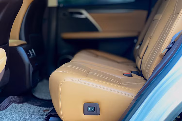 Xe sở hữu động cơ V6 3,5l hút khí tự nhiên, cho công suất 290 mã lực và mô-men xoắn 357 Nm, kết hợp hộp số tự động 8 cấp. Cấu hình RX 450hL hybrid kết hợp giữa động cơ V6 3,5 lít với mô-tơ điện, cho công suất tổng cộng 308 mã lực. Hệ dẫn động FWD hoặc AWD tùy chọn có thể phân bổ tới 50% công suất cho trục sau.