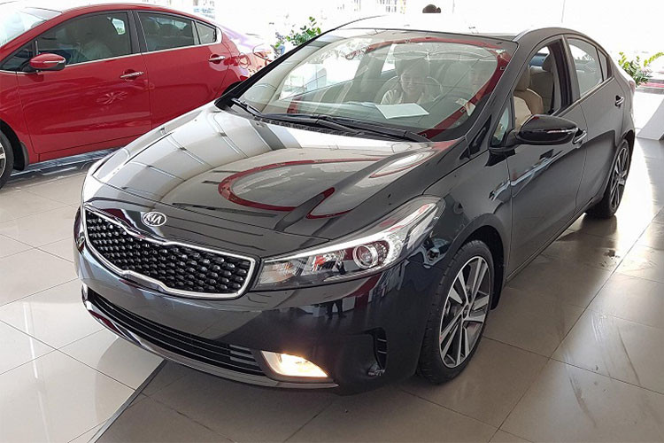 Phiên bản mới với mức giá rẻ hơn là mẫu xe Kia Cerato SMT đã có mặt tại các đại lý Kia trong tháng 5/2018 vừa qua với mức giá chỉ 499 triệu đồng. Với mức giá này, Kia Cerato SMT trở thành mẫu xe có giá bán thấp nhất trong phân khúc hạng C tại thị trường Việt Nam.