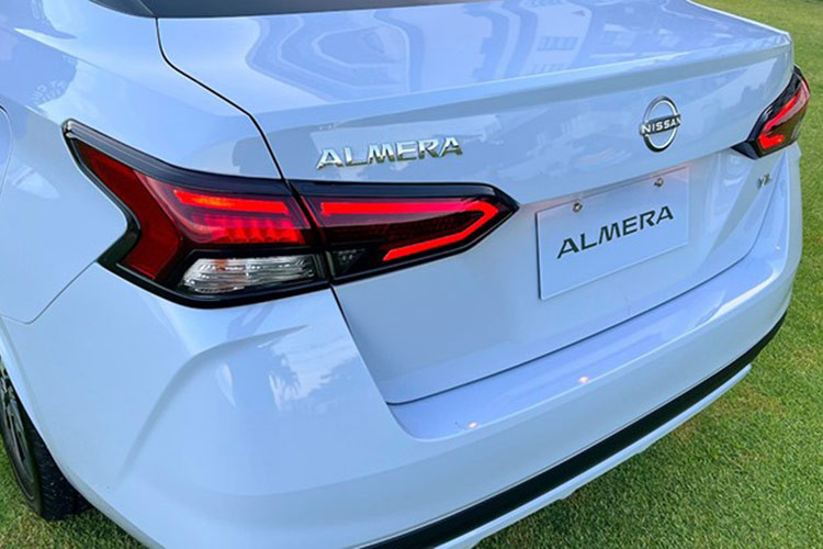 Một trong những điểm mới trên Nissan Almera 2024 là bổ sung thêm tùy chọn màu sơn như ghi xám xanh, ghi xám đậm và đỏ. Trong khi đó, màu cam đặc trưng của phiên bản trước có thể sẽ không còn xuất hiện trong bản nâng cấp lần này.