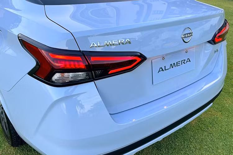 Một trong những điểm mới trên Nissan Almera 2024 là bổ sung thêm tùy chọn màu sơn như ghi xám xanh, ghi xám đậm và đỏ. Trong khi đó, màu cam đặc trưng của phiên bản trước có thể sẽ không còn xuất hiện trong bản nâng cấp lần này.