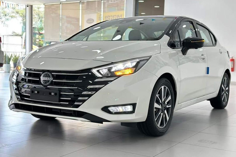 Hiện một số đại lý đã bắt đầu nhận cọc nhưng chưa công bố giá xe Nissan Almera 2024, nhưng dự kiến sẽ không thấp hơn bản cũ. Nissan Almera tại Việt Nam có giá cao nhất 595 triệu đồng, hơn đáng kể so với Hyundai Accent (569 triệu đồng) và Toyota Vios (545 triệu đồng).