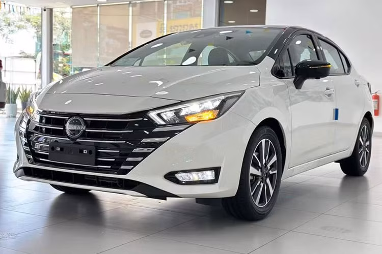 Hiện một số đại lý đã bắt đầu nhận cọc nhưng chưa công bố giá xe Nissan Almera 2024, nhưng dự kiến sẽ không thấp hơn bản cũ. Nissan Almera tại Việt Nam có giá cao nhất 595 triệu đồng, hơn đáng kể so với Hyundai Accent (569 triệu đồng) và Toyota Vios (545 triệu đồng).