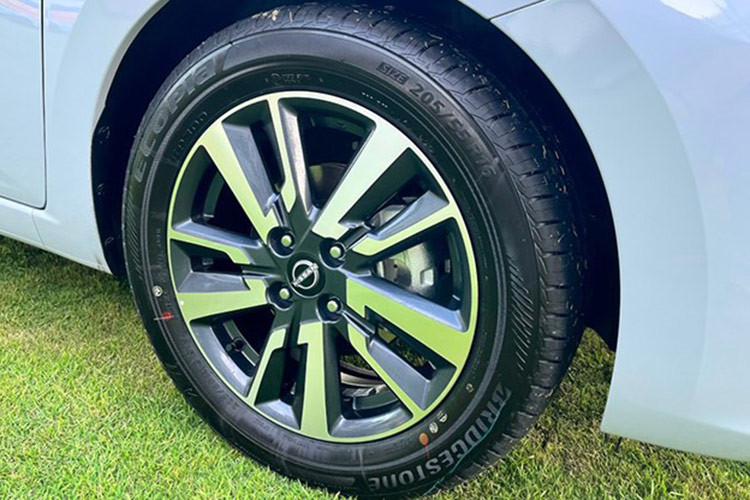 Bên cạnh đó, mẫu xe sedan cỡ B nhà Nissan cũng được trang bị bộ mâm mới. Bản tiêu chuẩn của xe dùng vành thép 15 inch với ốp mâm màu bạc trong khi bản cao cấp đi kèm mâm 16 inch có thiết kế phay xước 2 màu thể thao hơn.
