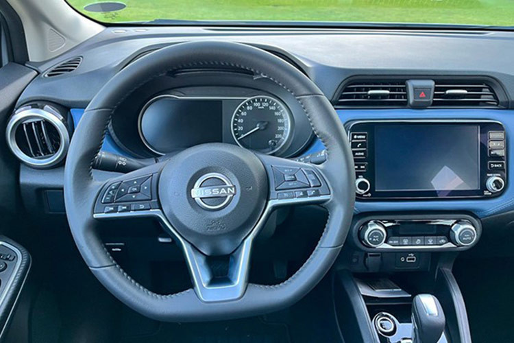 Bên trong nội thất, Nissan Almera 202 được trang bị bệ tỳ tay ở ghế trước và sạc điện thoại không dây, cùng với hệ thống tự động mở/khóa cửa khi người lái đến gần hoặc đi xa khỏi xe.