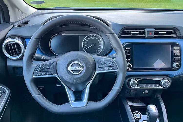 Bên trong nội thất, Nissan Almera 202 được trang bị bệ tỳ tay ở ghế trước và sạc điện thoại không dây, cùng với hệ thống tự động mở/khóa cửa khi người lái đến gần hoặc đi xa khỏi xe.