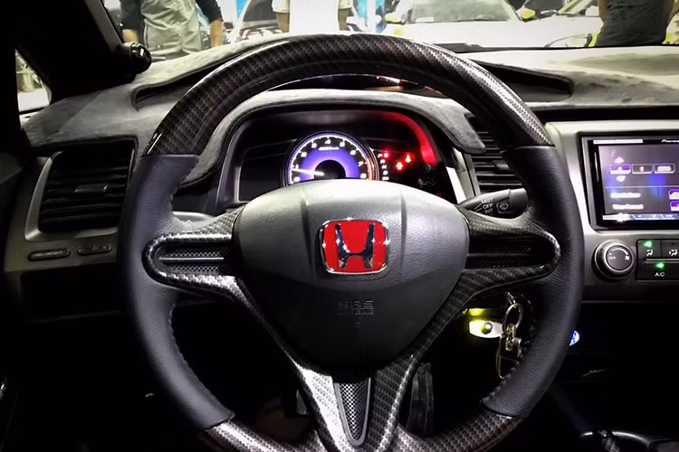 Bên trong nội thất của Honda Civic 2010 cũng được chủ xe mạnh tay độ thêm hệ thống âm thanh với đầu đọc DVD Pionneer 8850, dàn loa Sub Infiniti, cách âm STP, xịt gầm PPG. Toàn bộ nội thất được bọc da 2 màu mới, nhựa sơn đen và một số chi tiết sơn giả carbon.