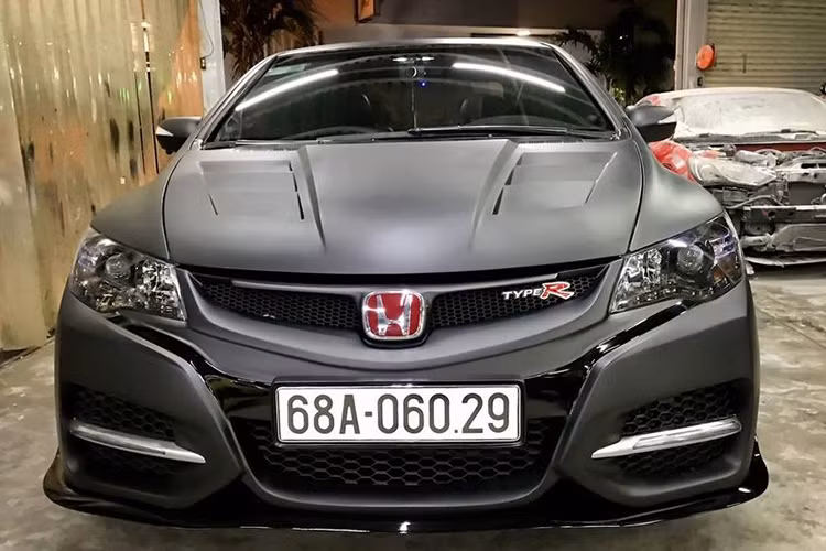 Không chỉ trả chiếc xe về tình trạng vận hành ổn định và mạnh mẽ hơn, xưởng độ xe tại Sài Gòn mang tên - Phi Long Bodykit còn quyết định “lột xác” chiếc xe Honda Civic đời cũ này bằng một bộ bodykit mới nhập khẩu từ Thái Lan, mang lại cho ngoại hình chiếc xe một phong cách thể thao, mạnh mẽ và dữ dằn hơn rất nhiều so với nguyên bản.