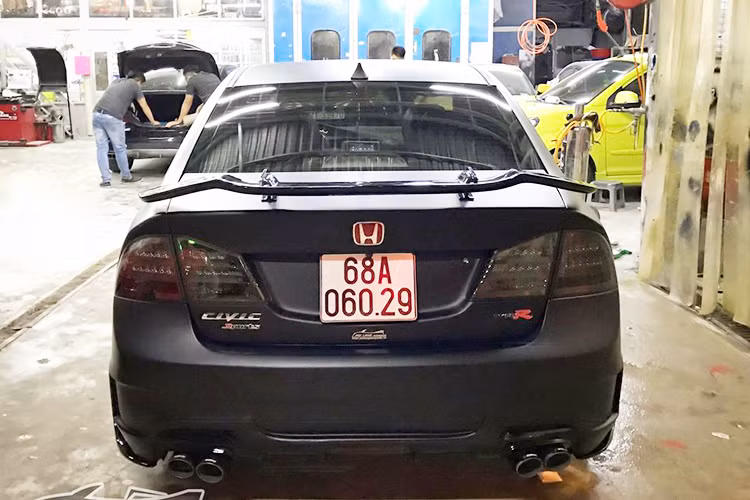 Ngoài việc được trang bị một số gói phụ kiện và làm mới ngoại thất với màu sơn đen nhám, cỗ máy của chiếc xe sedan Honda Civic cũ đời 2010 chỉ được làm mới và dọn lại vẫn giữ nguyên bản khối động cơ 1.8l.