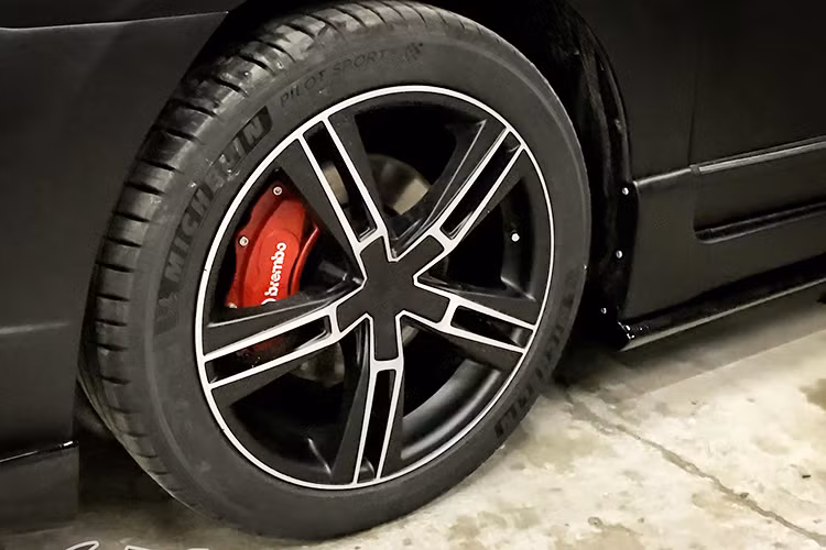 Một bộ mâm đúc mới mang thương hiệu Lenso với kích thước 17 inch cũng được trang bị, đi kèm là bộ lốp "hàng hiệu" Michelin Pilot Sport 3. Bên trong bộ mâm mới là kẹp phanh màu đỏ mang thương hiệu Brembo.