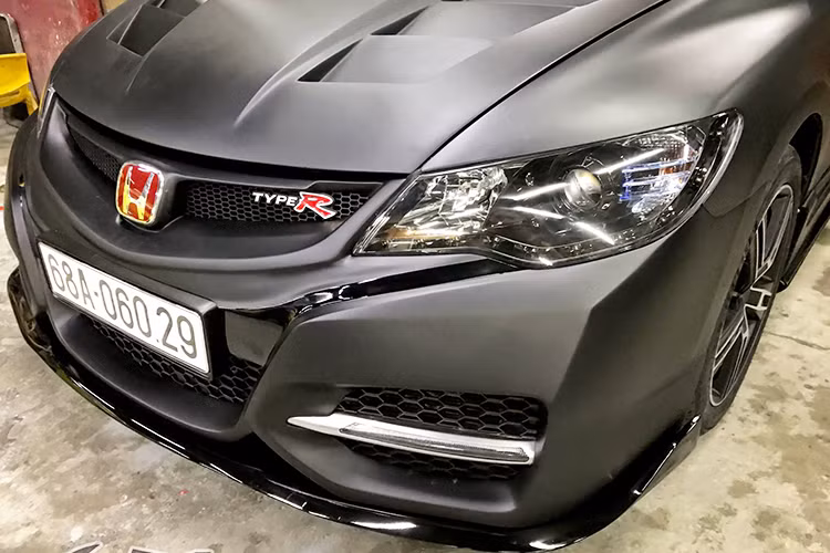 Rất nhiều chi tiết nhỏ khác trên chiếc xe đời cũ này cũng được chủ xe “mạnh tay” trang bị như bộ đèn pha phía trước được đội lại bóng Projector, trong khi đó đèn hậu sử dụng cụm đèn LED sơn màu khói, ngoài ra xe cũng được trang bị thêm đèn LED ban ngày ở phía dưới cản trước.